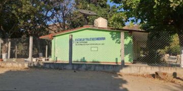 Padres de familia en Oaxaca niegan educación a niña por no querer usar falda