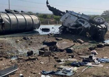Muere chofer de una pipa al volcar en la carretera 57