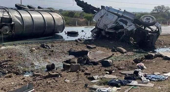 Muere chofer de una pipa al volcar en la carretera 57