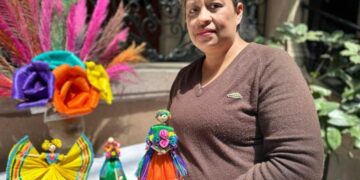 La Flor de Maíz, artesana potosina transforma hojas en muñecas que cautivan
