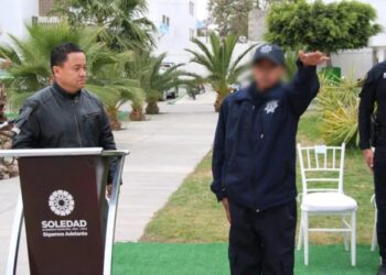 Con botas y traje azul, adolescente cumple sueño de ser policía por un día en Soledad