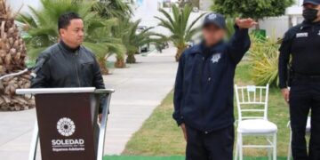 Con botas y traje azul, adolescente cumple sueño de ser policía por un día en Soledad