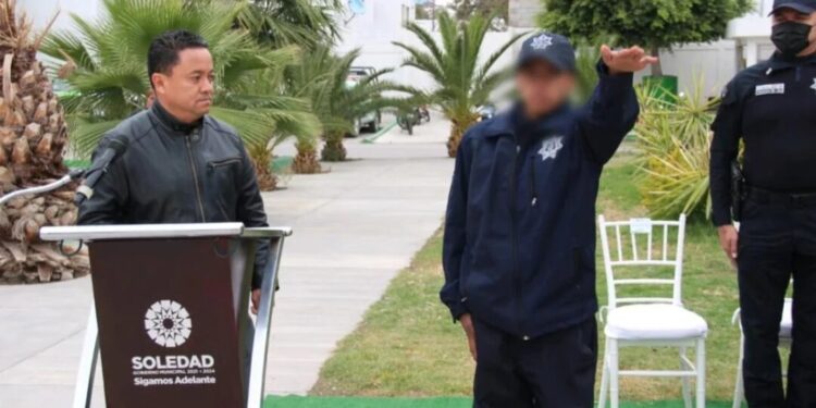 Con botas y traje azul, adolescente cumple sueño de ser policía por un día en Soledad
