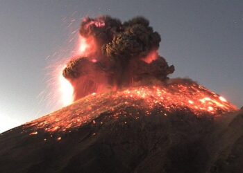 VIDEO: Así se vio la fuerte explosión del volcán Popocatépetl, ¿Fueron los extraterrestres?