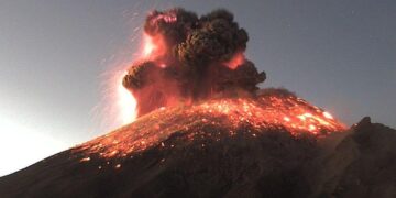 VIDEO: Así se vio la fuerte explosión del volcán Popocatépetl, ¿Fueron los extraterrestres?