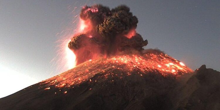 VIDEO: Así se vio la fuerte explosión del volcán Popocatépetl, ¿Fueron los extraterrestres?