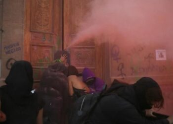 Colectivos feministas presentan queja ante CEDH por uso de gas químico en marcha del 8M