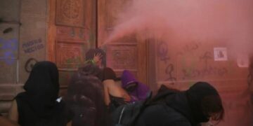 Colectivos feministas presentan queja ante CEDH por uso de gas químico en marcha del 8M