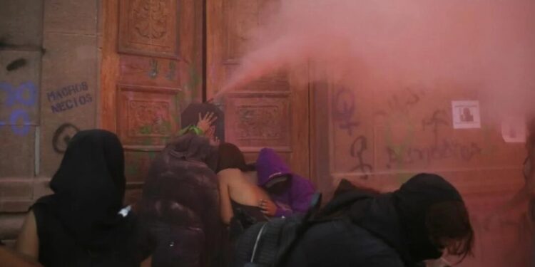 Colectivos feministas presentan queja ante CEDH por uso de gas químico en marcha del 8M