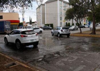 Rompen drenaje en la avenida Himno Nacional