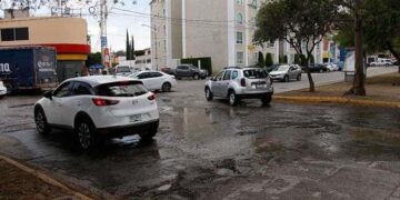 Rompen drenaje en la avenida Himno Nacional