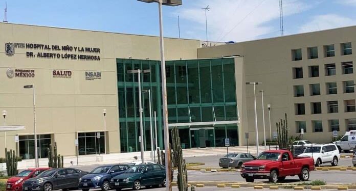 VIDEO: Captan en vídeo agresión de taxista contra enfermera afuera del Hospital del Niño y la Mujer