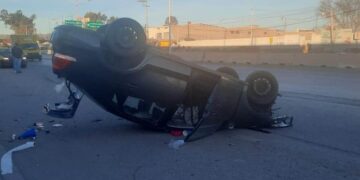 Automovilista pierde el control y vuelca en el bulevar San Luis