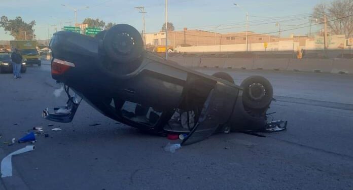 Automovilista pierde el control y vuelca en el bulevar San Luis