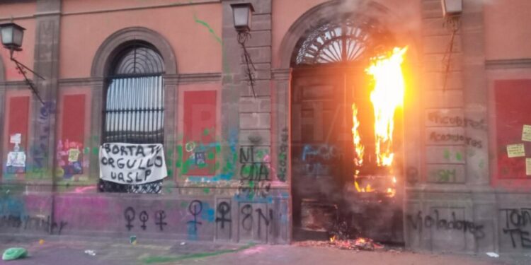 VIDEO: Infiltrados causaron destrozos en la UASLP y Palacio de Gobierno; hay detenidos: Ricardo Gallardo