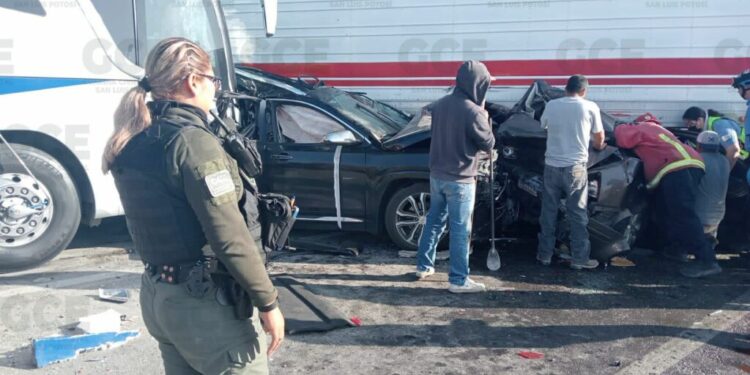 VIDEOS: Accidente múltiple con consecuencias fatales, esta mañana en la en carretera 57 en el tramo a Matehuala
