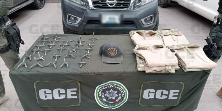 Localizan en narcocampamento cinco camionetas robadas, equipo táctico y “poncha llantas”