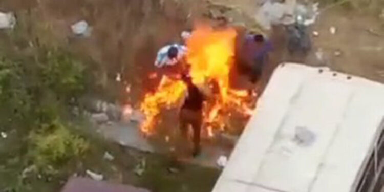 VIDEO: En Venezuela queman vivo a presunto ratero; hay 2 detenidos