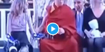 VIDEO: Dalai Lama suma nueva polémica por tocar y acariciar así a una niña
