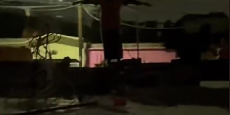 Captan a aterrador “fantasma” bailando en azotea de casa