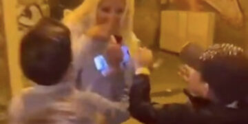 VIDEO: Niños conocen a modelo y la jalonean para besarla en la boca