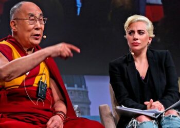 VIDEO: Reviven momento incómodo entre Lady Gaga y Dalai Lama