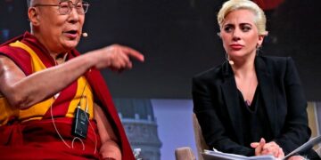 VIDEO: Reviven momento incómodo entre Lady Gaga y Dalai Lama