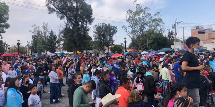 Fieles viven la Pasión de Cristo en el Barrio de San Juan de Guadalupe