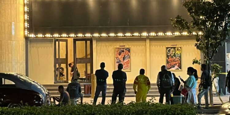 Reviven esplendor de la marquesina del Cine Avenida con la filmación de Se llamaba Pedro Infante