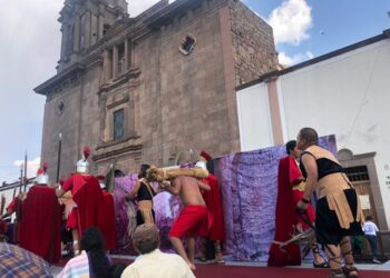Fieles viven la Pasión de Cristo en el Barrio de San Juan de Guadalupe