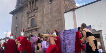 Fieles viven la Pasión de Cristo en el Barrio de San Juan de Guadalupe