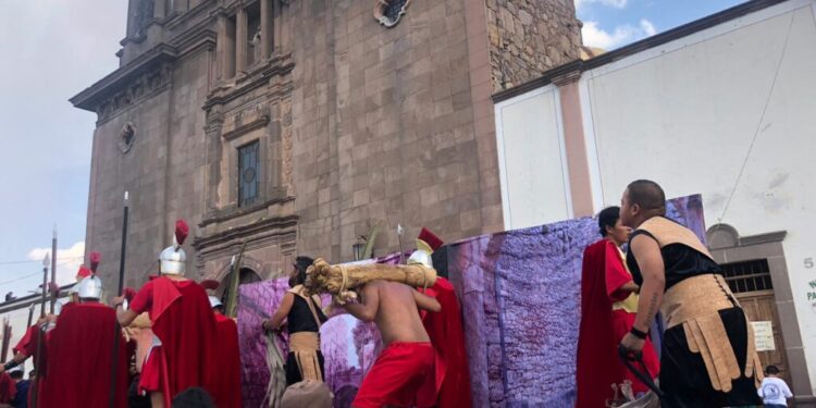 Fieles viven la Pasión de Cristo en el Barrio de San Juan de Guadalupe