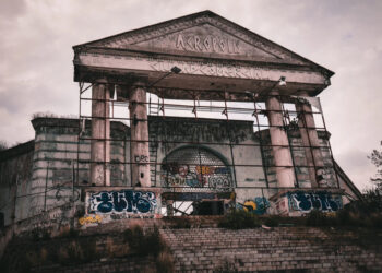 Acrópolis: El centro comercial abandonado en Edomex