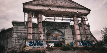 Acrópolis: El centro comercial abandonado en Edomex