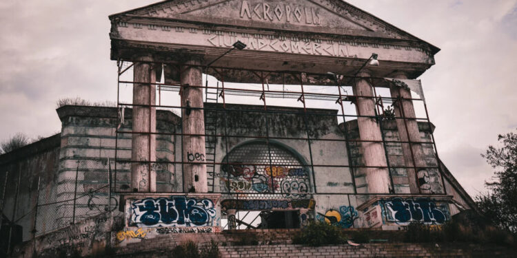 Acrópolis: El centro comercial abandonado en Edomex