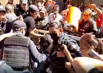 VIDEO: Se arma zafarrancho entre Policías Municipales y manifestantes
