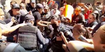 VIDEO: Se arma zafarrancho entre Policías Municipales y manifestantes