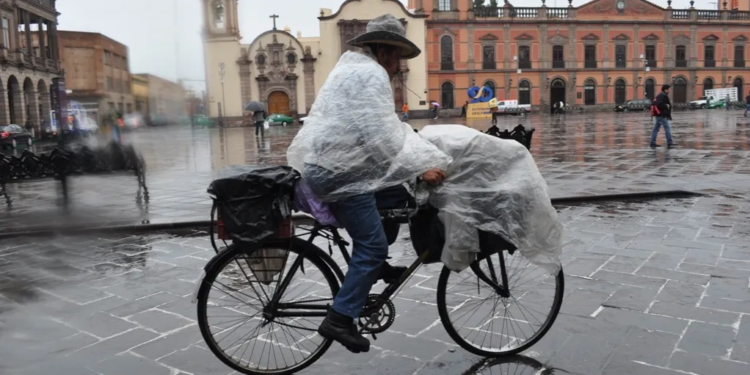 Día nublado con tormentas eléctricas dispersas