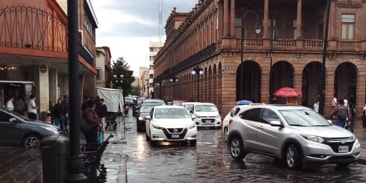 Día nublado con tormentas dispersas en SLP
