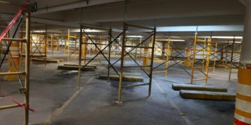 Apuntalan estacionamiento inferior a la Plaza de Los Fundadores para seguridad de asistentes al Festival