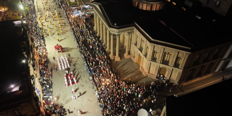 La majestuosidad de la procesión del silencio deslumbra en su 70 aniversario