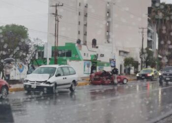 Se impactan dos vehículos en la Sierra Leona