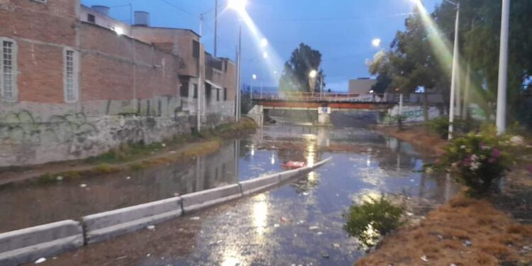 Aunque potosinos agradecen la lluvia, esta afectó principales vialidades en la ciudad