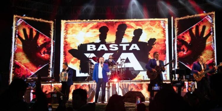 El romanticismo del Conjunto Primavera se apoderó de la Feria Nacional de la Enchilada