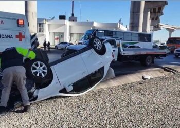 Auto sufre volcadura en Distribuidor Juárez