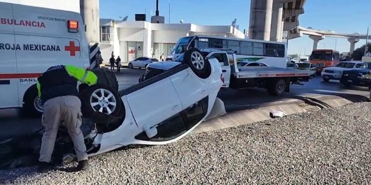 Auto sufre volcadura en Distribuidor Juárez