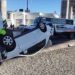 Auto sufre volcadura en Distribuidor Juárez