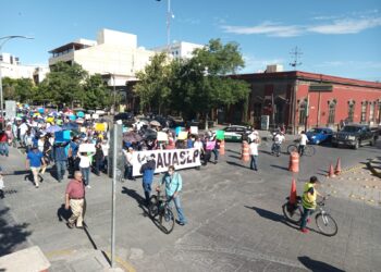 Trabajadores administrativos de la UASLP exigen mejorar condiciones  laborales