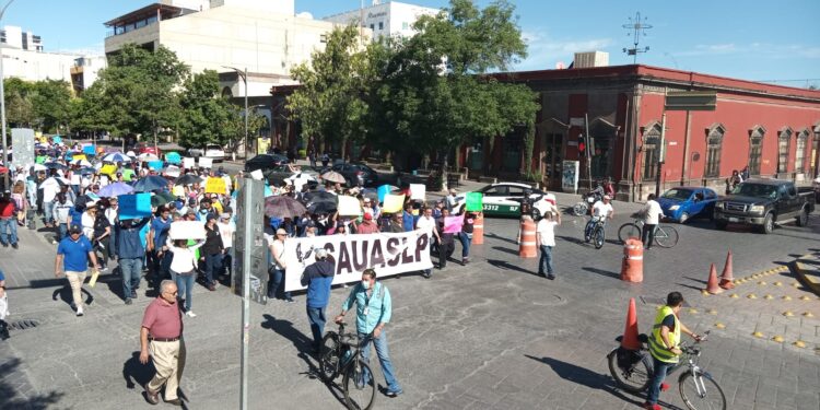 Trabajadores administrativos de la UASLP exigen mejorar condiciones laborales