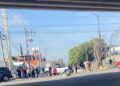 Vecinos de Avenida del Sauce, bloquean la salida a periférico por falta de agua